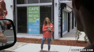 หนุ่มจ่ายเงินสาวข้างทาง แล้วให้ขึ้นมาxxxบนรถ งานนี้สาวสวยมาก