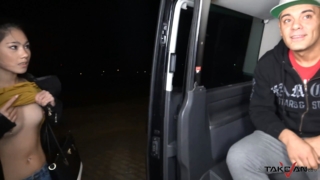 ขับรถหาสาวขึ้นมาxxxบนรถ เย็ดรถขย่ม