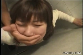 ผัวเมียมัธยมแอบxxxในห้องน้ำ ต้องเอามือปิดปาก เสียงครางจะดัง