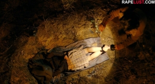 xnxxไอ้หื่นจับนักเรียนมัดมือมัดเท้า ทิ้งไว้ในป่า เพื่อข่มขืน