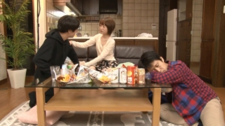 xvideosผัวเมาจนหลับ สุดท้ายเมียเงี่ยนเลยแอบเย็ดกับเพื่อนตอนผัวหลับ