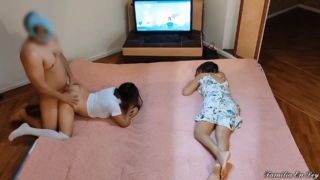 หนังโป๊พ่อหื่นแอบxxxลูกสาวตอนแม่หลับอยู่ข้างๆ