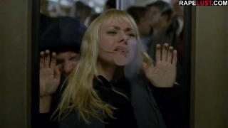 สาวออฟฟิตโดนไอ้หื่นใช้มีดจี้แล้วถลกกระโปรงเย็ดคารถไฟ ไม่มีใครรู้