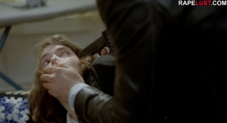 นักเรียนสาวกลับมาถึงห้อง ดดนไอ้หื่นใช้ปืนจอ แล้วค่อยๆไซร้นม เสียวมาก