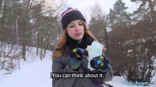 จ้างนักเรียนสาวกำลังจะไปโรงเรียนมาเย็ดบนรถกลางหิมะ