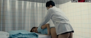 หมอหื่นเข้ามาไม่พูดเยอะ จับดึงกระโปรงลงแล้วยัดxxxเข้าทันที