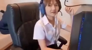 เสียงไทย นักศึกษากำลังเรียนออนไลน์ แฟนหนุ่มเกิดเงี่ยนขึ้นมาเลยขอให้อมxxxให้หน่อย Ep.1