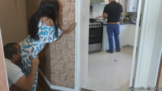 เมียแอบเล่นชู้กับเพื่อนผัว ตอนผัวมาหากับแก้ม