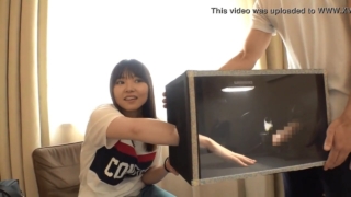 เกมโชว์xxx ชวนนักเรียนญี่ปุ่นเดินข้างทางมาเล่นเกมส์xxxให้ทายของภายในกล่อง สุดท้ายผิดต้องบังคับให้โม๊กควย โดนเลียหีจับควยเย็ดท่าหมาเย็ดร่องนม จนน้ำแตก