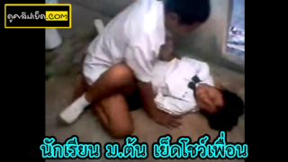 คลิปหลุดนักเรียนเย็ดโชว์เพื่อน เด็กมัธยมใจเด็ดเย็ดโชว์เพื่อน แล้วถ่ายคลิป เย็ดกันครั้งแรกเปิดซิงนักเรียนสาวจนเลือดไหลมีเพื่อนคอยดูต้นทาง ค่อยๆซอยหีจนเลือดออก ก่อนจะผลัดกันขึ้นแต่ไม่เสร็จ